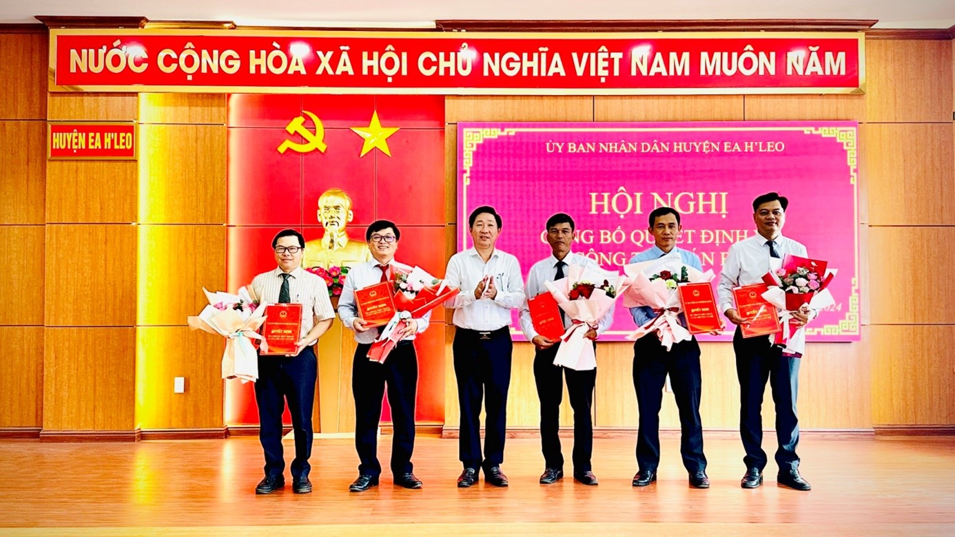UBND huyện công bố Quyết định về công tác cán bộ